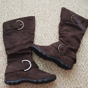 Maurice's brown boots
